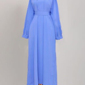Robe longue froncée bleue avec col rond perlé et boutons au dos
